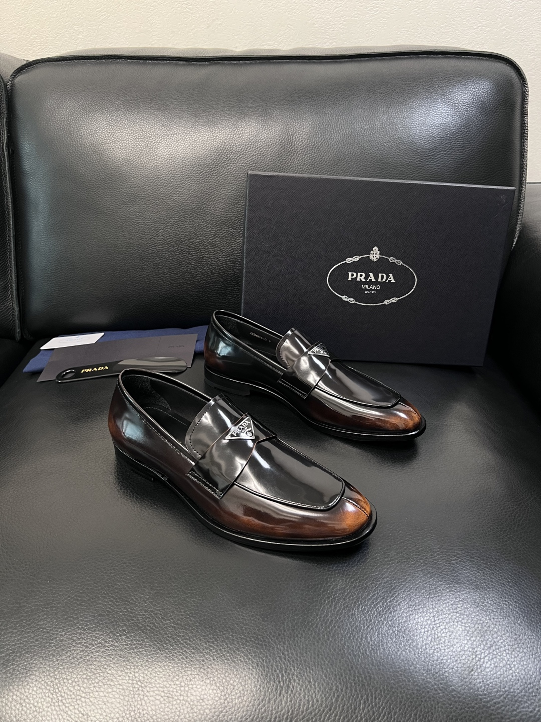 PRADA  高品质  顶级工艺品 普拉达 皮鞋专柜同步 原厂配置，意大利进口原版牛皮面料，透气舒适进口