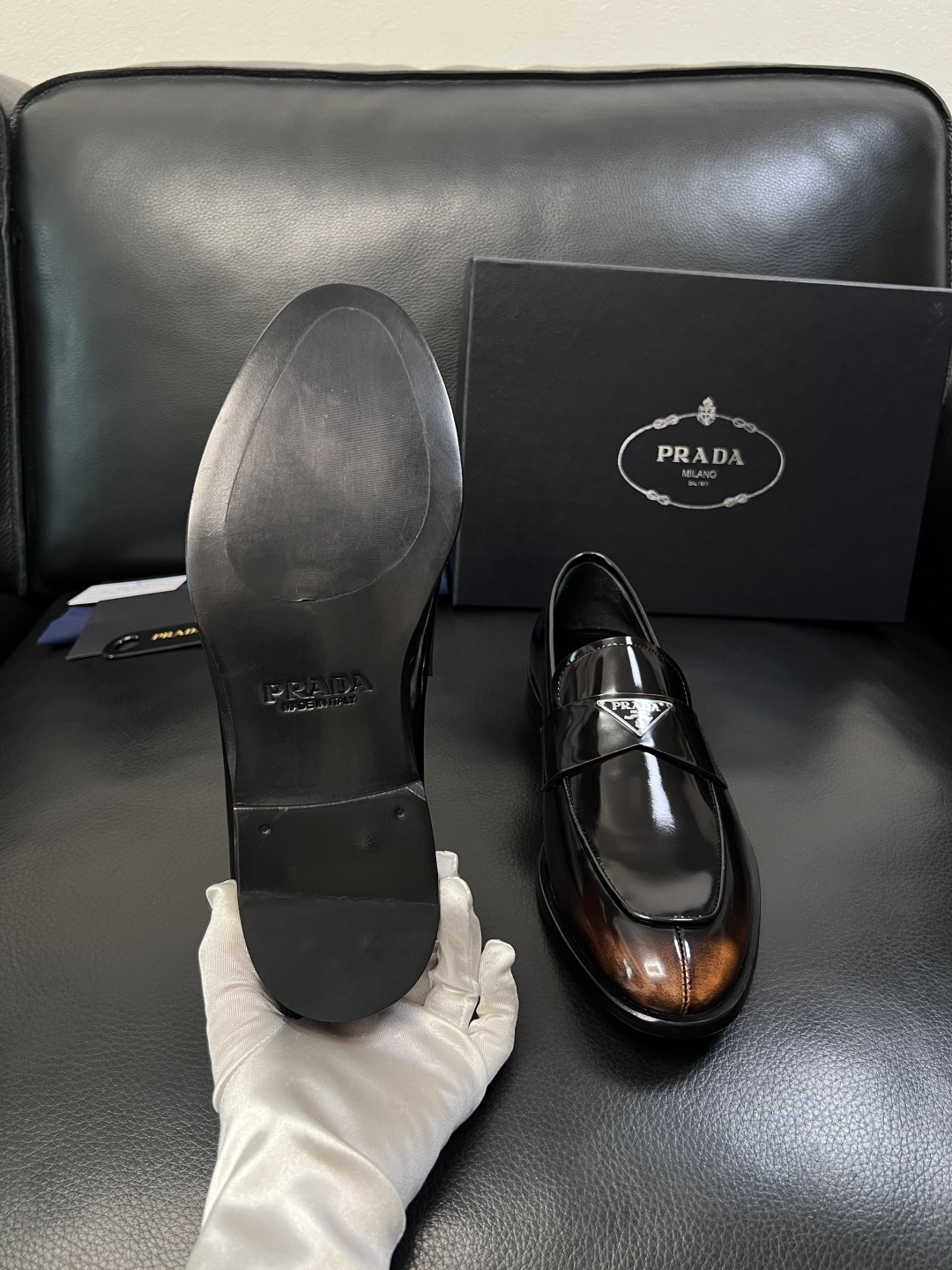 PRADA  高品质  顶级工艺品 普拉达 皮鞋专柜同步 原厂配置，意大利进口原版牛皮面料，透气舒适进口