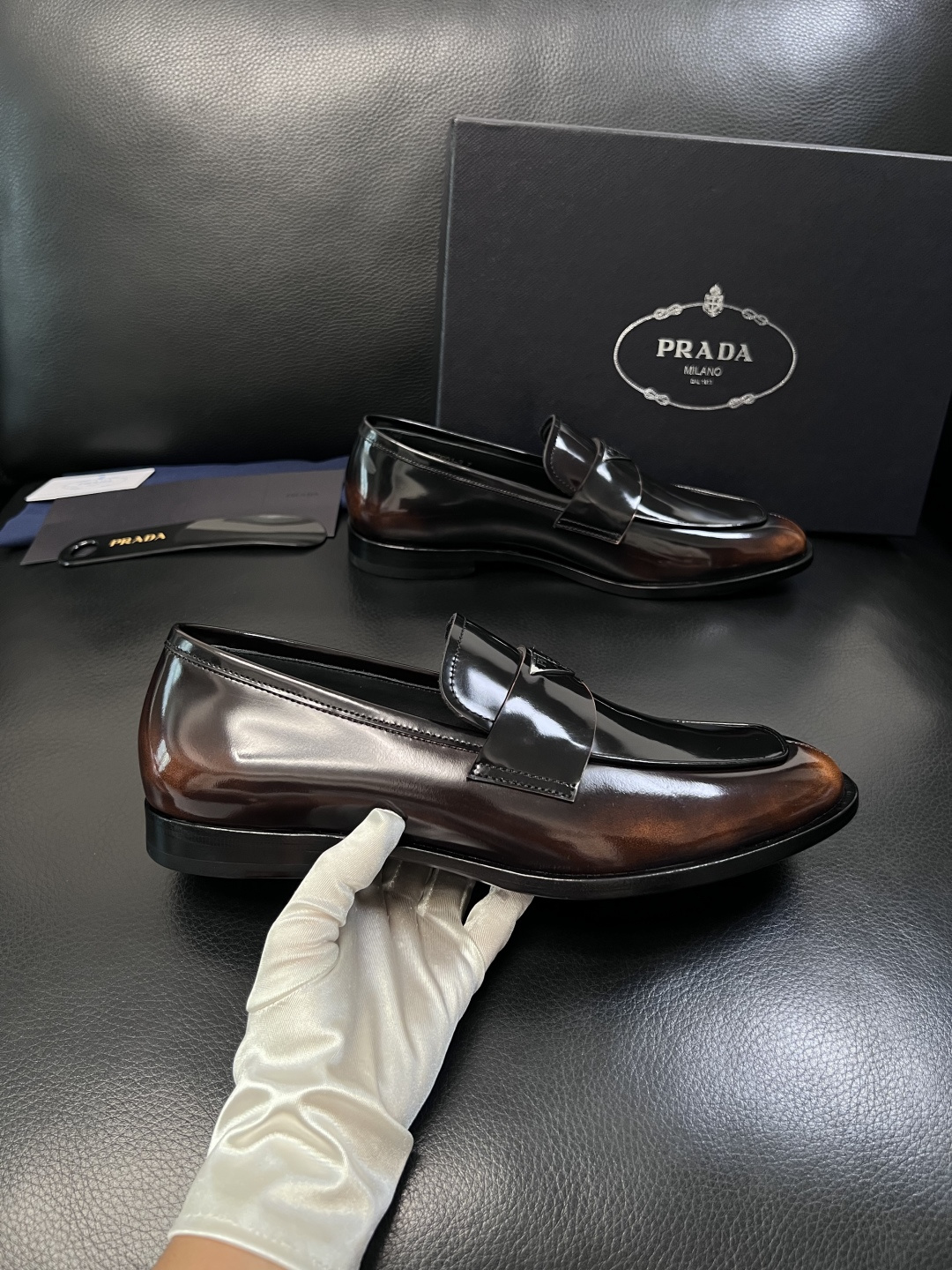 PRADA  高品质  顶级工艺品 普拉达 皮鞋专柜同步 原厂配置，意大利进口原版牛皮面料，透气舒适进口