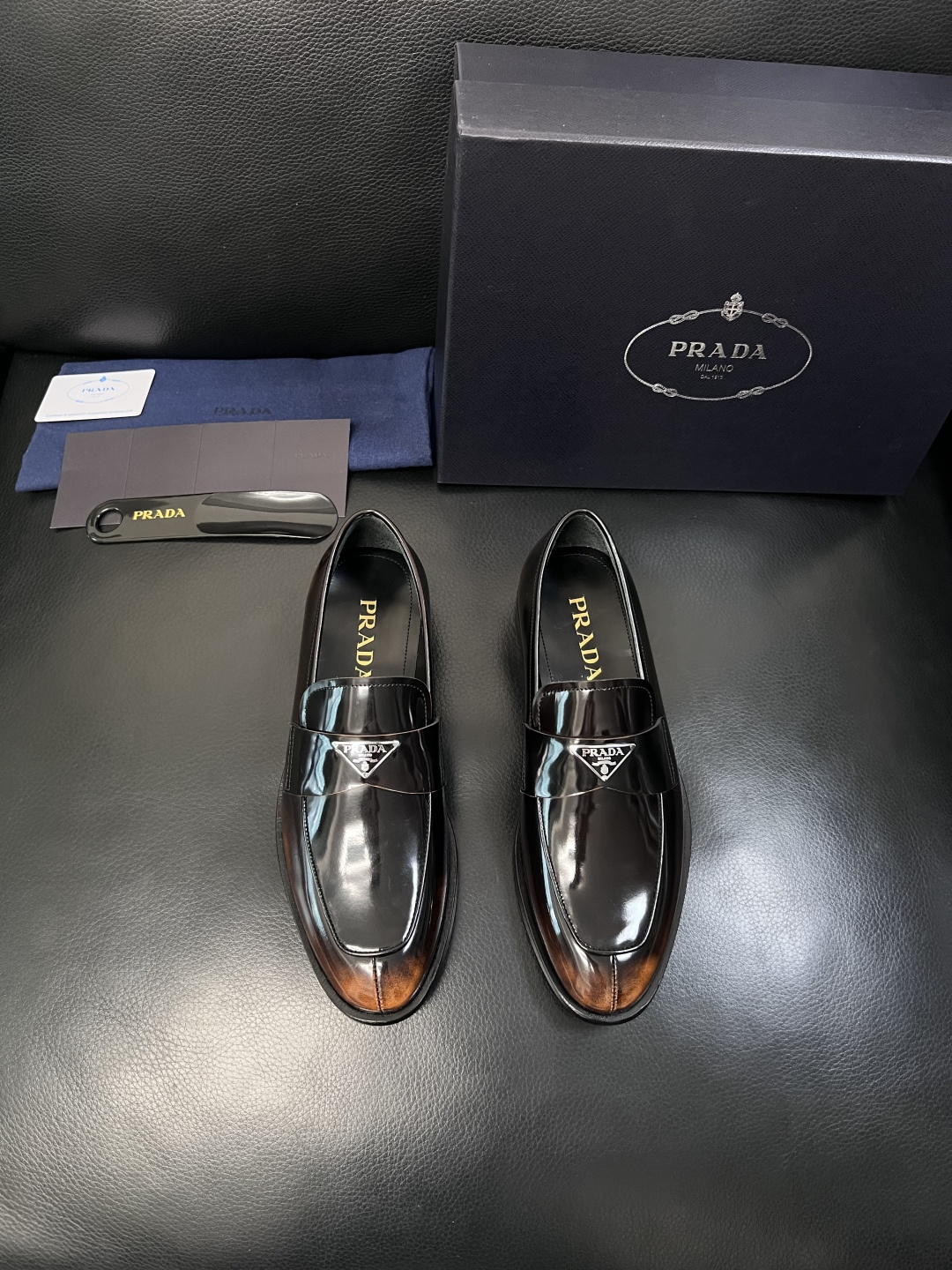 PRADA  高品质  顶级工艺品 普拉达 皮鞋专柜同步 原厂配置，意大利进口原版牛皮面料，透气舒适进口