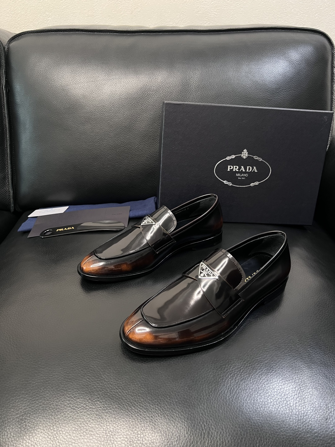 PRADA  高品质  顶级工艺品 普拉达 皮鞋专柜同步 原厂配置，意大利进口原版牛皮面料，透气舒适进口