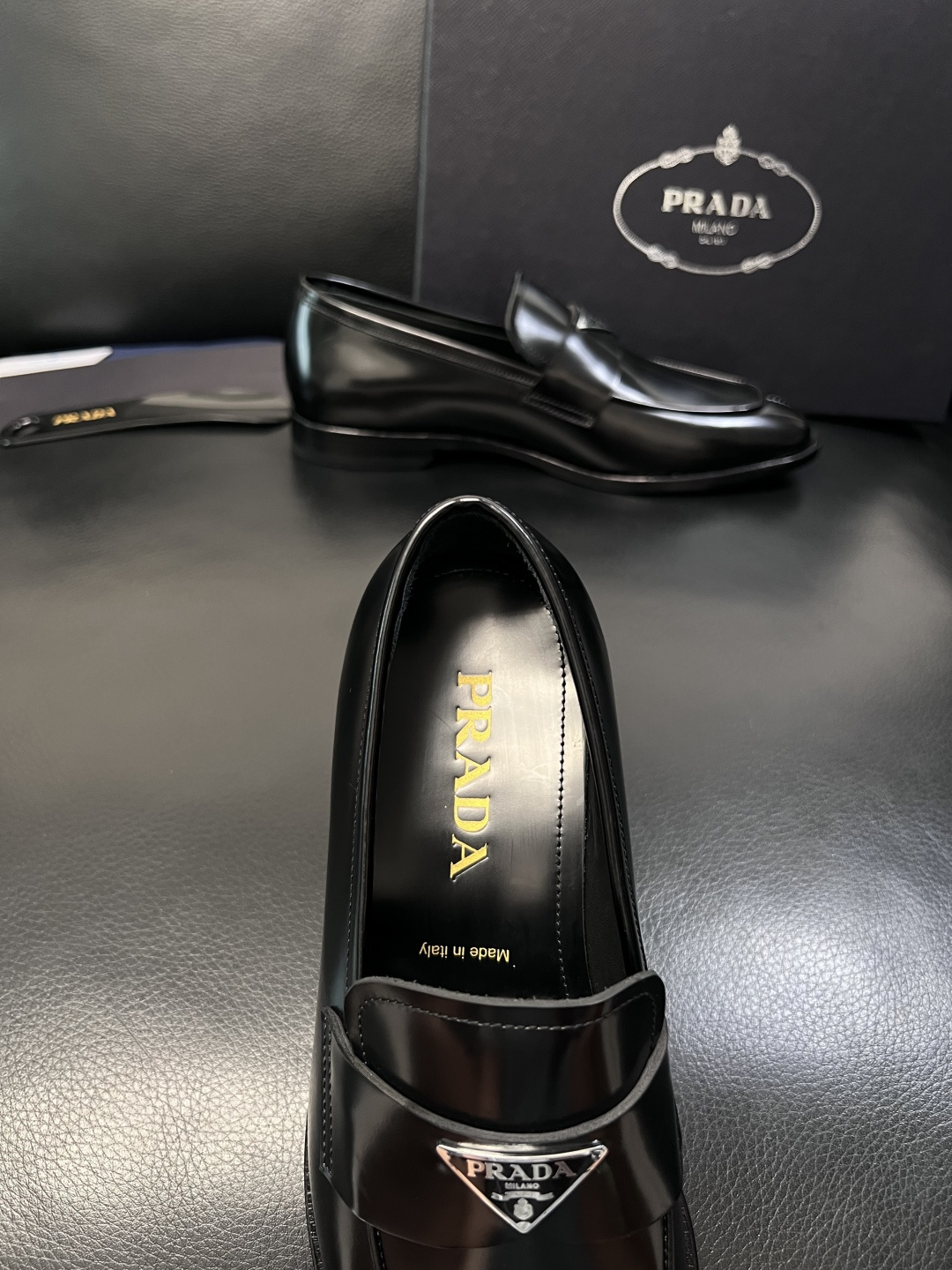PRADA  高品质  顶级工艺品 普拉达 皮鞋专柜同步 原厂配置，意大利进口原版牛皮面料，透气舒适进口