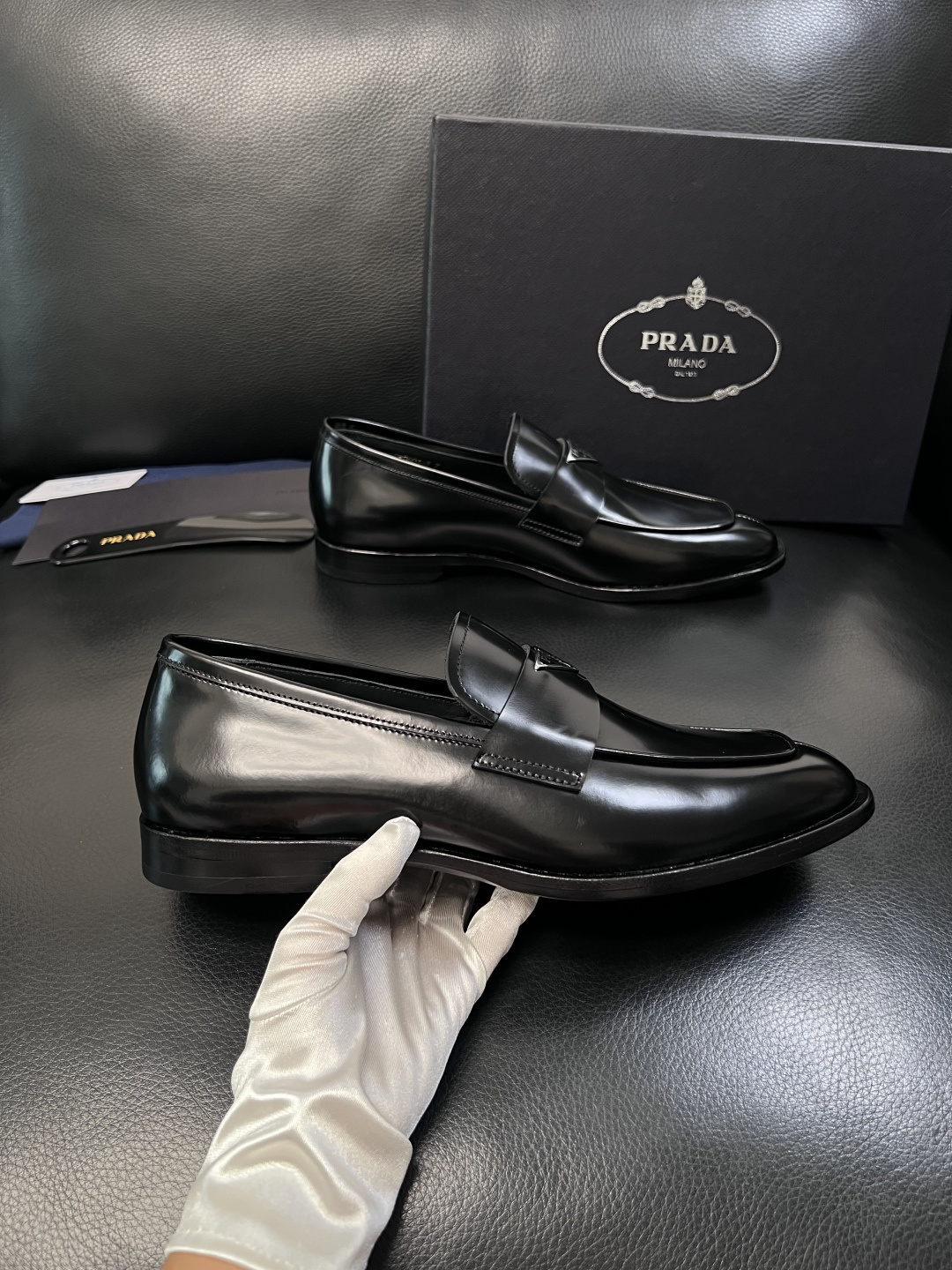 PRADA  高品质  顶级工艺品 普拉达 皮鞋专柜同步 原厂配置，意大利进口原版牛皮面料，透气舒适进口