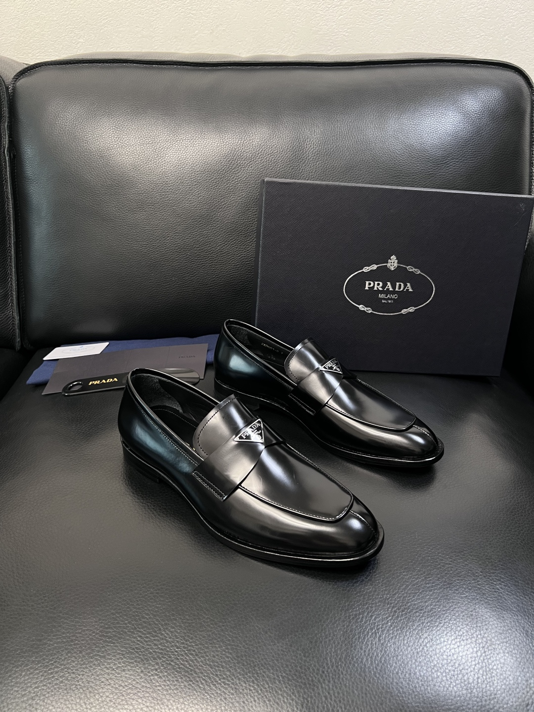 PRADA  高品质  顶级工艺品 普拉达 皮鞋专柜同步 原厂配置，意大利进口原版牛皮面料，透气舒适进口