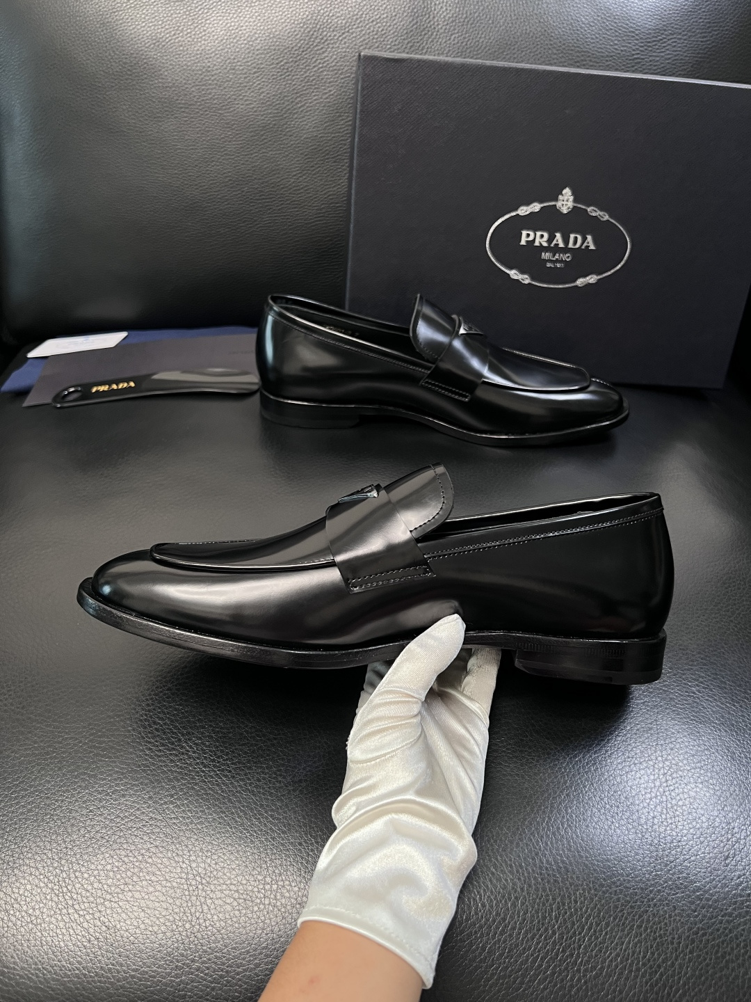 PRADA  高品质  顶级工艺品 普拉达 皮鞋专柜同步 原厂配置，意大利进口原版牛皮面料，透气舒适进口