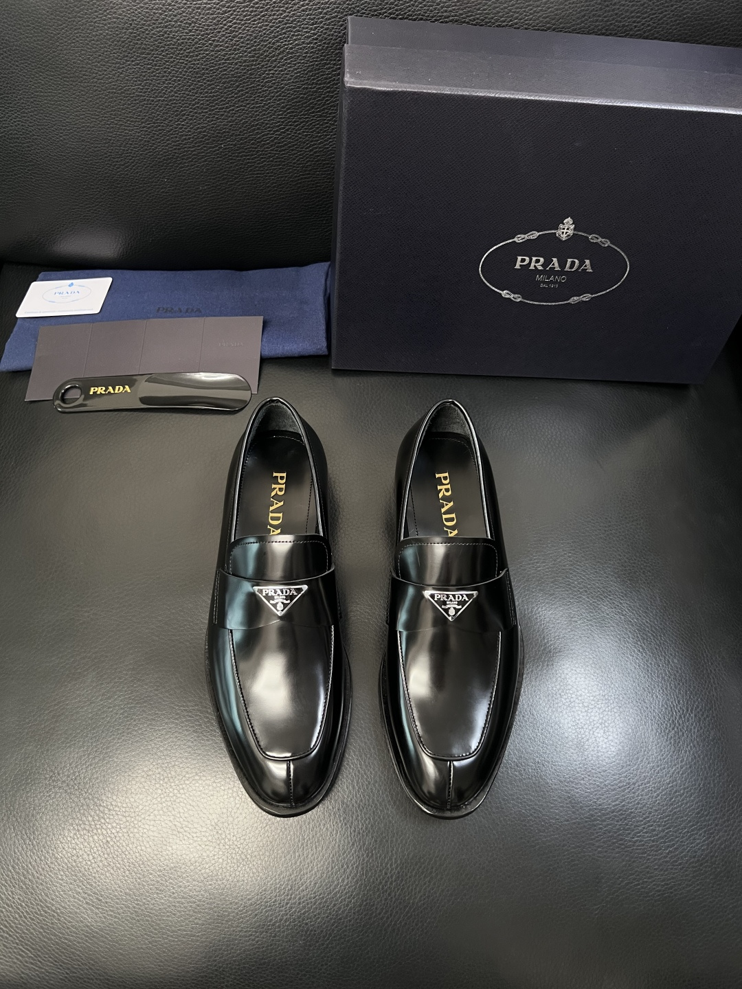 PRADA  高品质  顶级工艺品 普拉达 皮鞋专柜同步 原厂配置，意大利进口原版牛皮面料，透气舒适进口