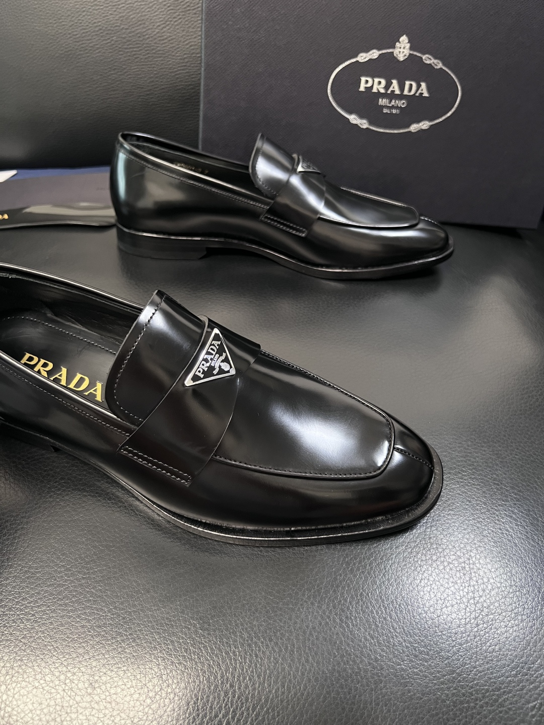 PRADA  高品质  顶级工艺品 普拉达 皮鞋专柜同步 原厂配置，意大利进口原版牛皮面料，透气舒适进口