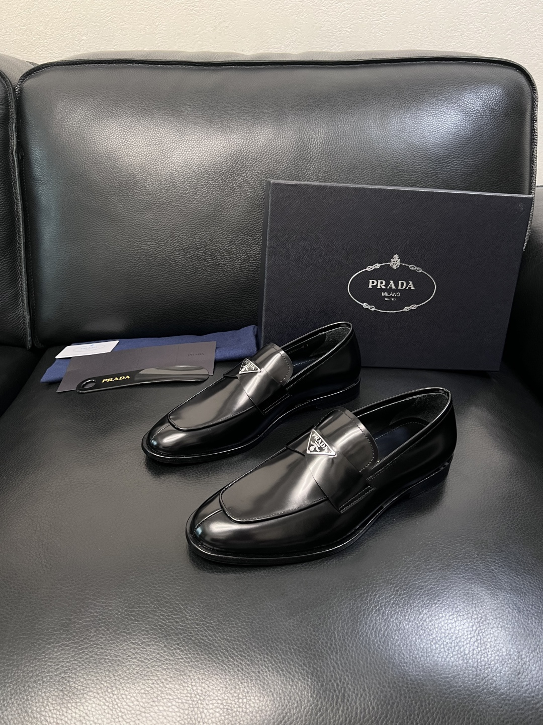 PRADA  高品质  顶级工艺品 普拉达 皮鞋专柜同步 原厂配置，意大利进口原版牛皮面料，透气舒适进口