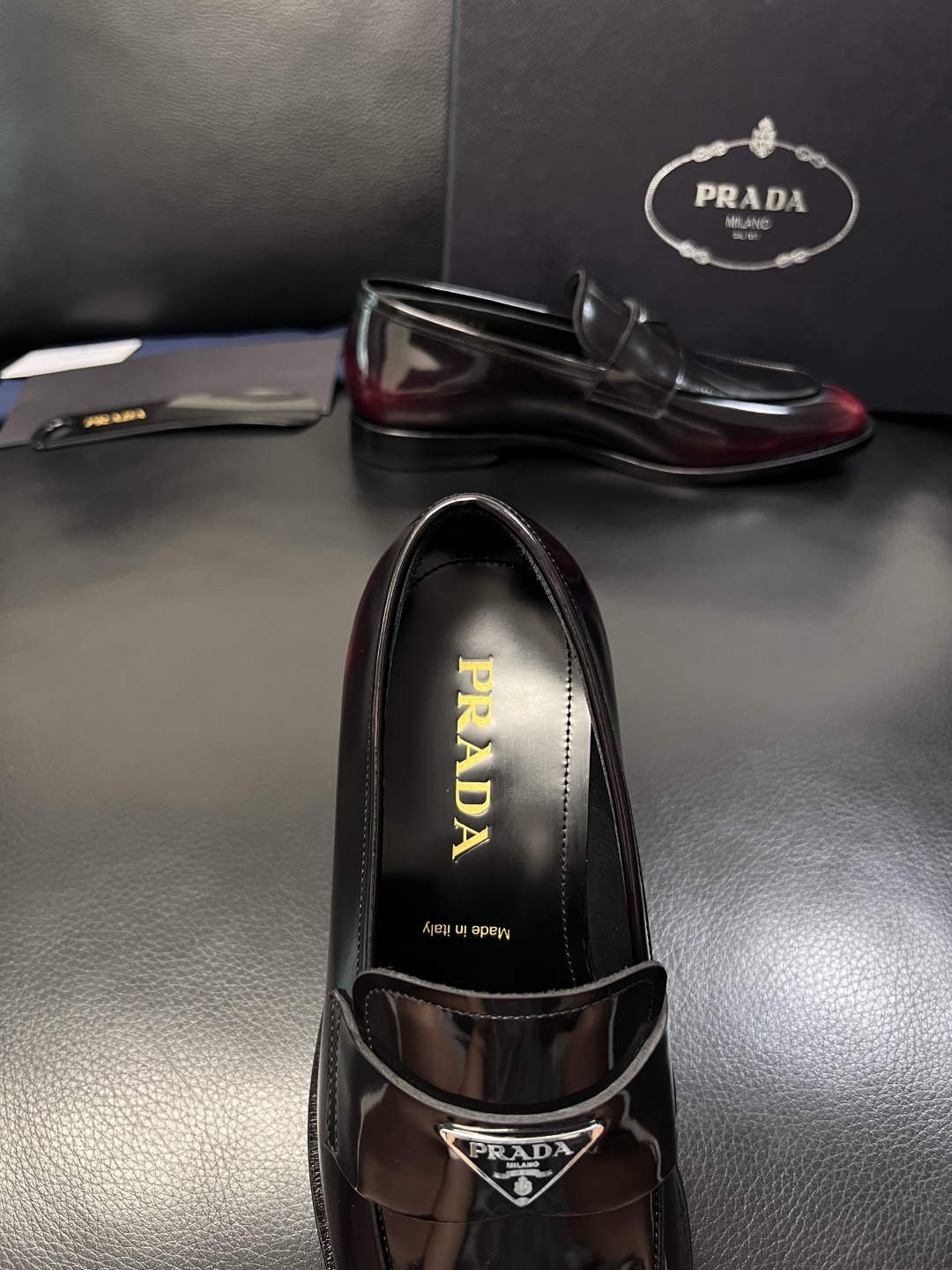 PRADA  高品质  顶级工艺品 普拉达 皮鞋专柜同步 原厂配置，意大利进口原版牛皮面料，透气舒适进口