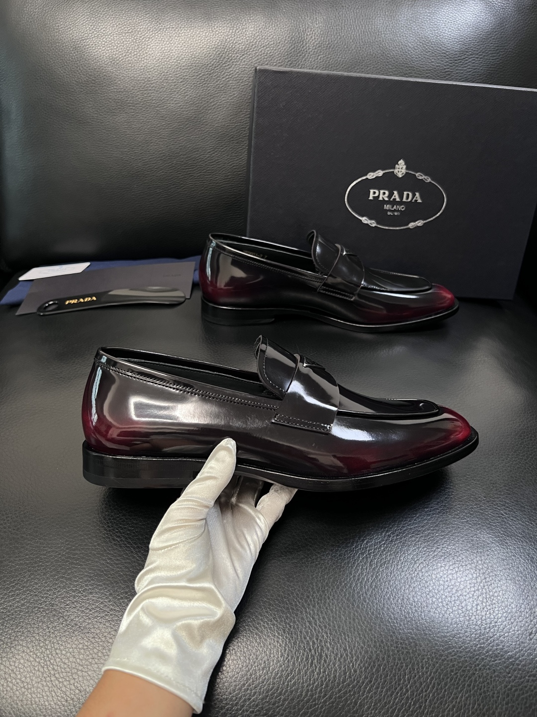 PRADA  高品质  顶级工艺品 普拉达 皮鞋专柜同步 原厂配置，意大利进口原版牛皮面料，透气舒适进口