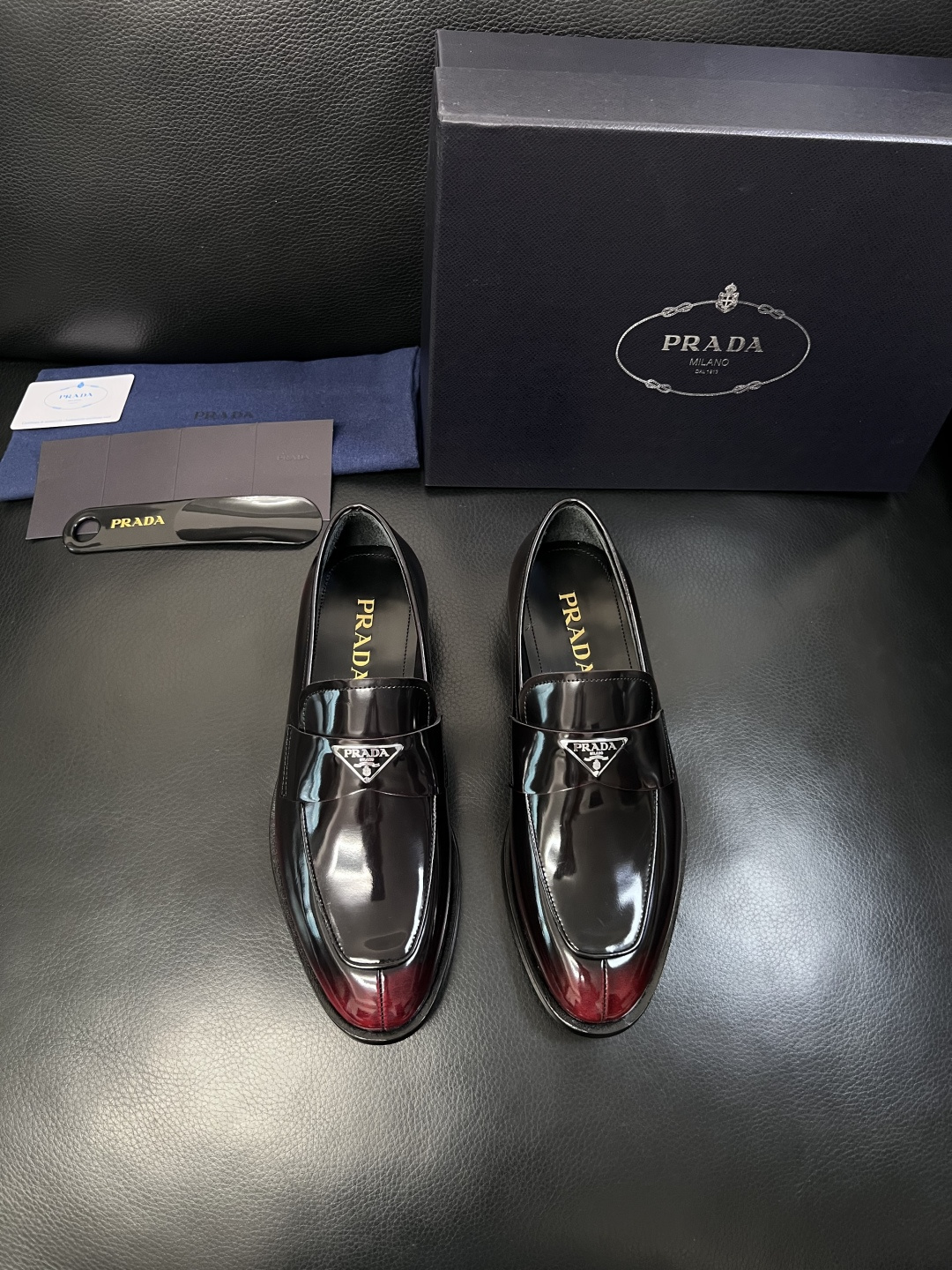 PRADA  高品质  顶级工艺品 普拉达 皮鞋专柜同步 原厂配置，意大利进口原版牛皮面料，透气舒适进口
