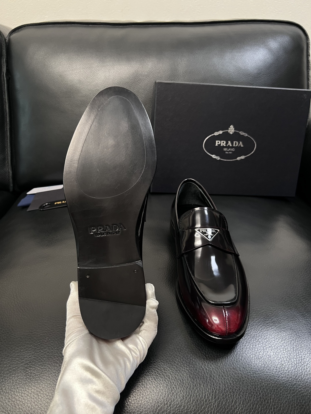 PRADA  高品质  顶级工艺品 普拉达 皮鞋专柜同步 原厂配置，意大利进口原版牛皮面料，透气舒适进口