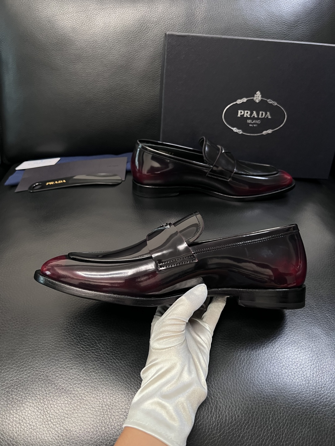 PRADA  高品质  顶级工艺品 普拉达 皮鞋专柜同步 原厂配置，意大利进口原版牛皮面料，透气舒适进口