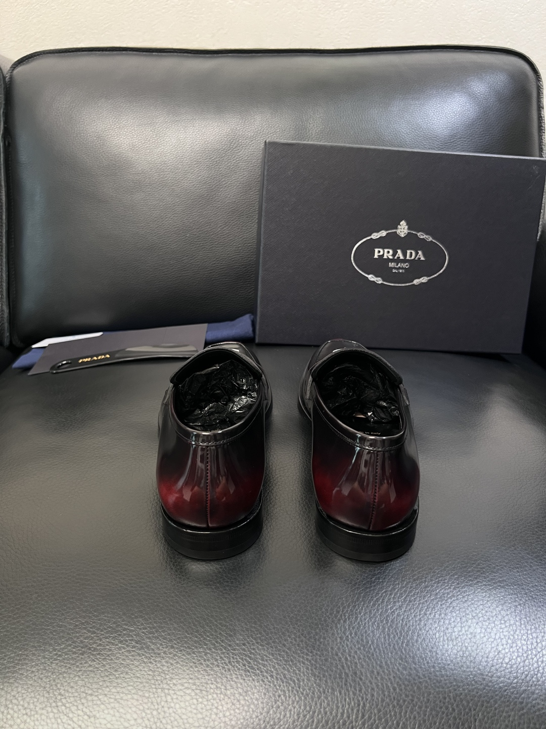 PRADA  高品质  顶级工艺品 普拉达 皮鞋专柜同步 原厂配置，意大利进口原版牛皮面料，透气舒适进口