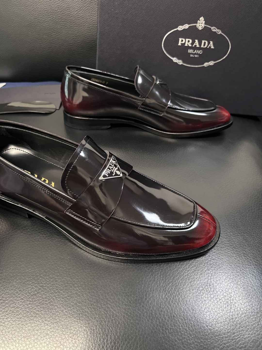 PRADA  高品质  顶级工艺品 普拉达 皮鞋专柜同步 原厂配置，意大利进口原版牛皮面料，透气舒适进口