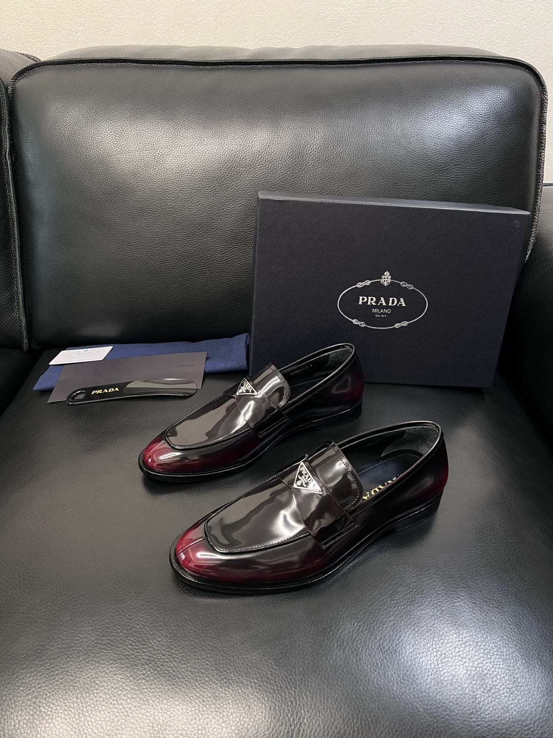 PRADA  高品质  顶级工艺品 普拉达 皮鞋专柜同步 原厂配置，意大利进口原版牛皮面料，透气舒适进口
