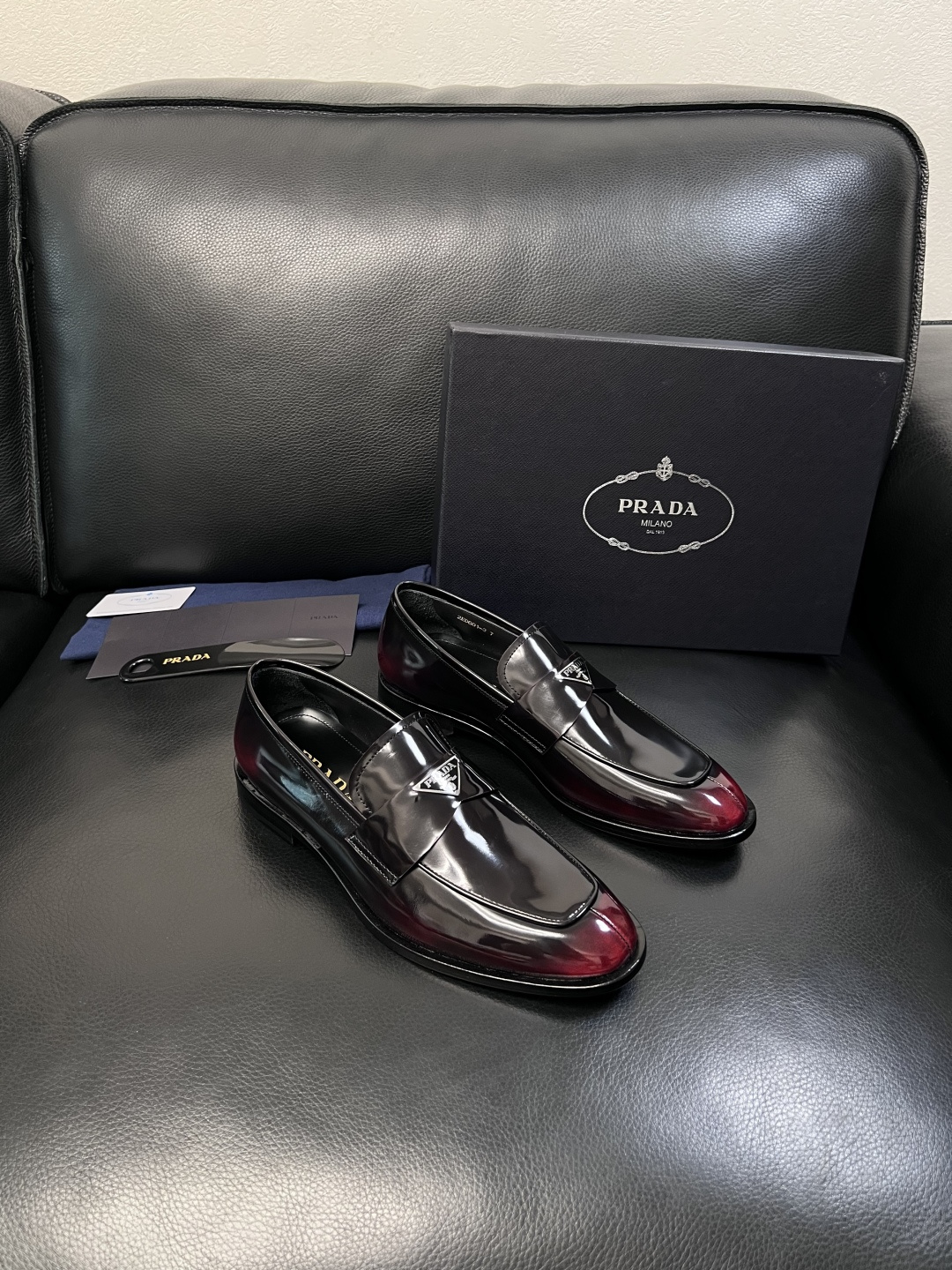PRADA  高品质  顶级工艺品 普拉达 皮鞋专柜同步 原厂配置，意大利进口原版牛皮面料，透气舒适进口