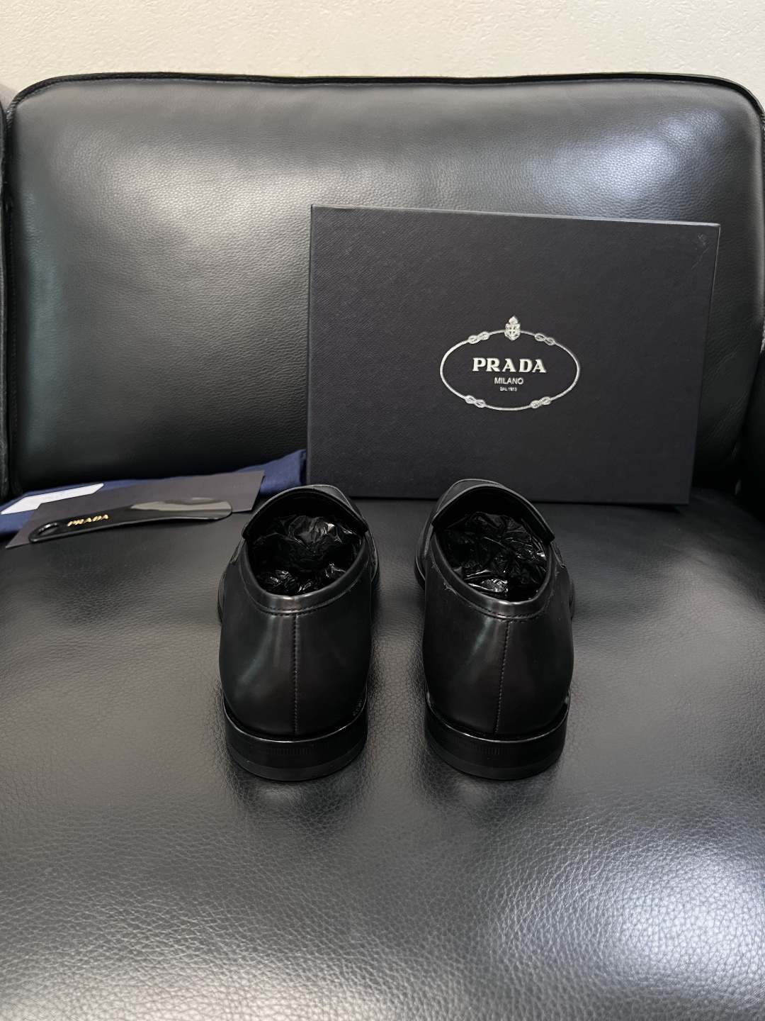 PRADA  高品质  顶级工艺品 普拉达 皮鞋专柜同步 原厂配置，意大利进口原版牛皮面料，透气舒适进口