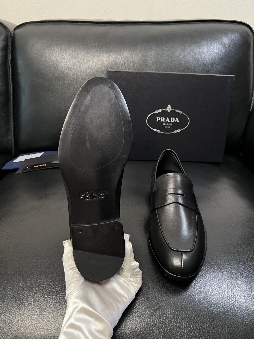 PRADA  高品质  顶级工艺品 普拉达 皮鞋专柜同步 原厂配置，意大利进口原版牛皮面料，透气舒适进口