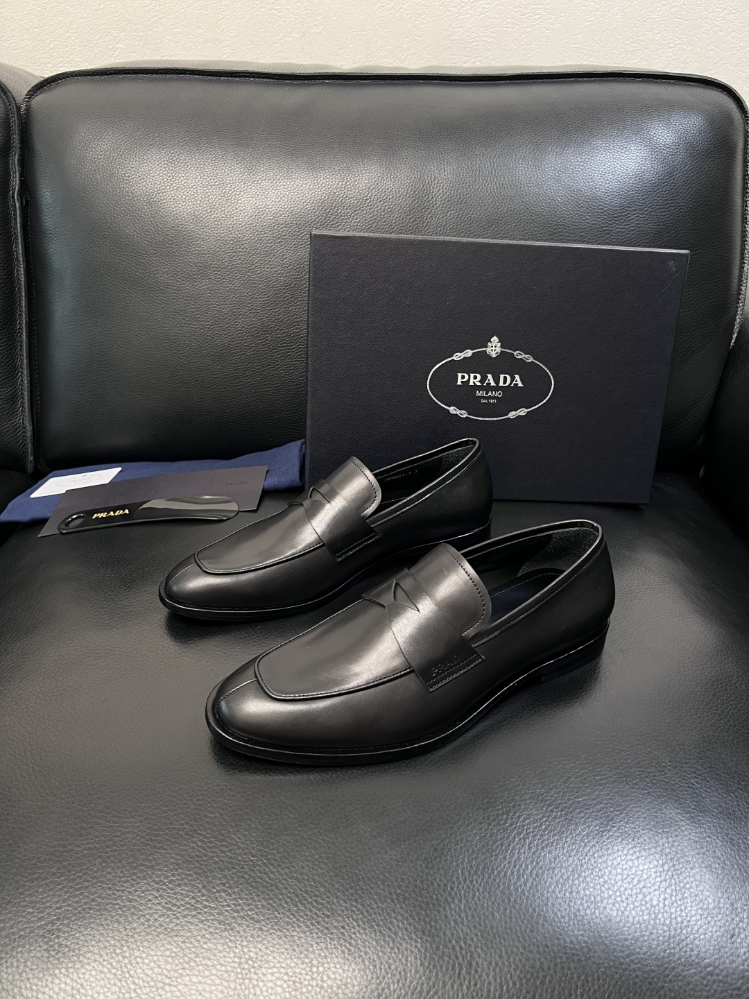 PRADA  高品质  顶级工艺品 普拉达 皮鞋专柜同步 原厂配置，意大利进口原版牛皮面料，透气舒适进口