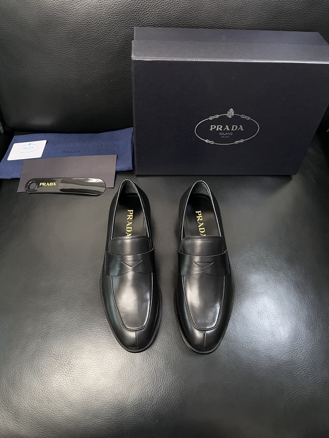 PRADA  高品质  顶级工艺品 普拉达 皮鞋专柜同步 原厂配置，意大利进口原版牛皮面料，透气舒适进口