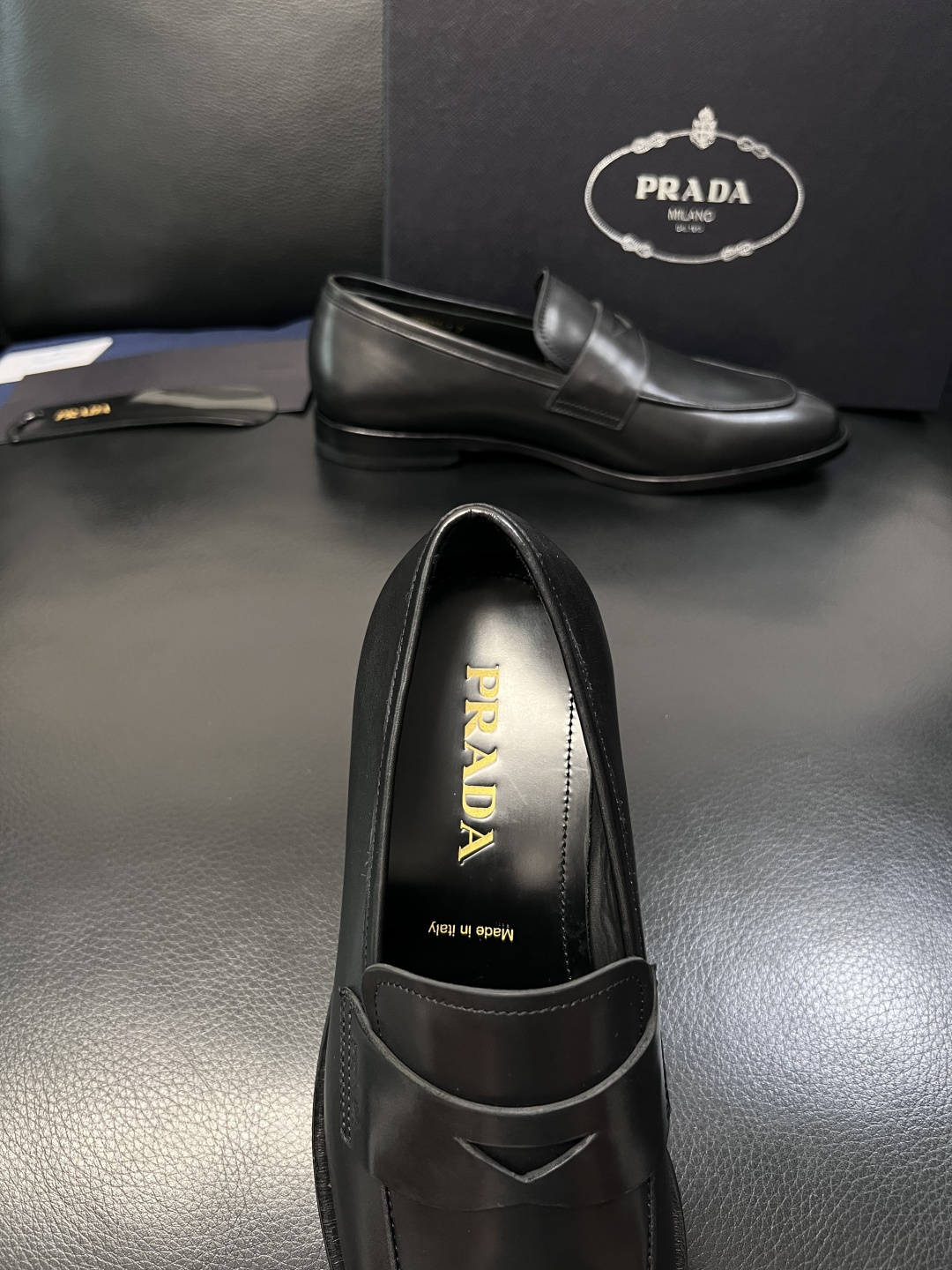 PRADA  高品质  顶级工艺品 普拉达 皮鞋专柜同步 原厂配置，意大利进口原版牛皮面料，透气舒适进口