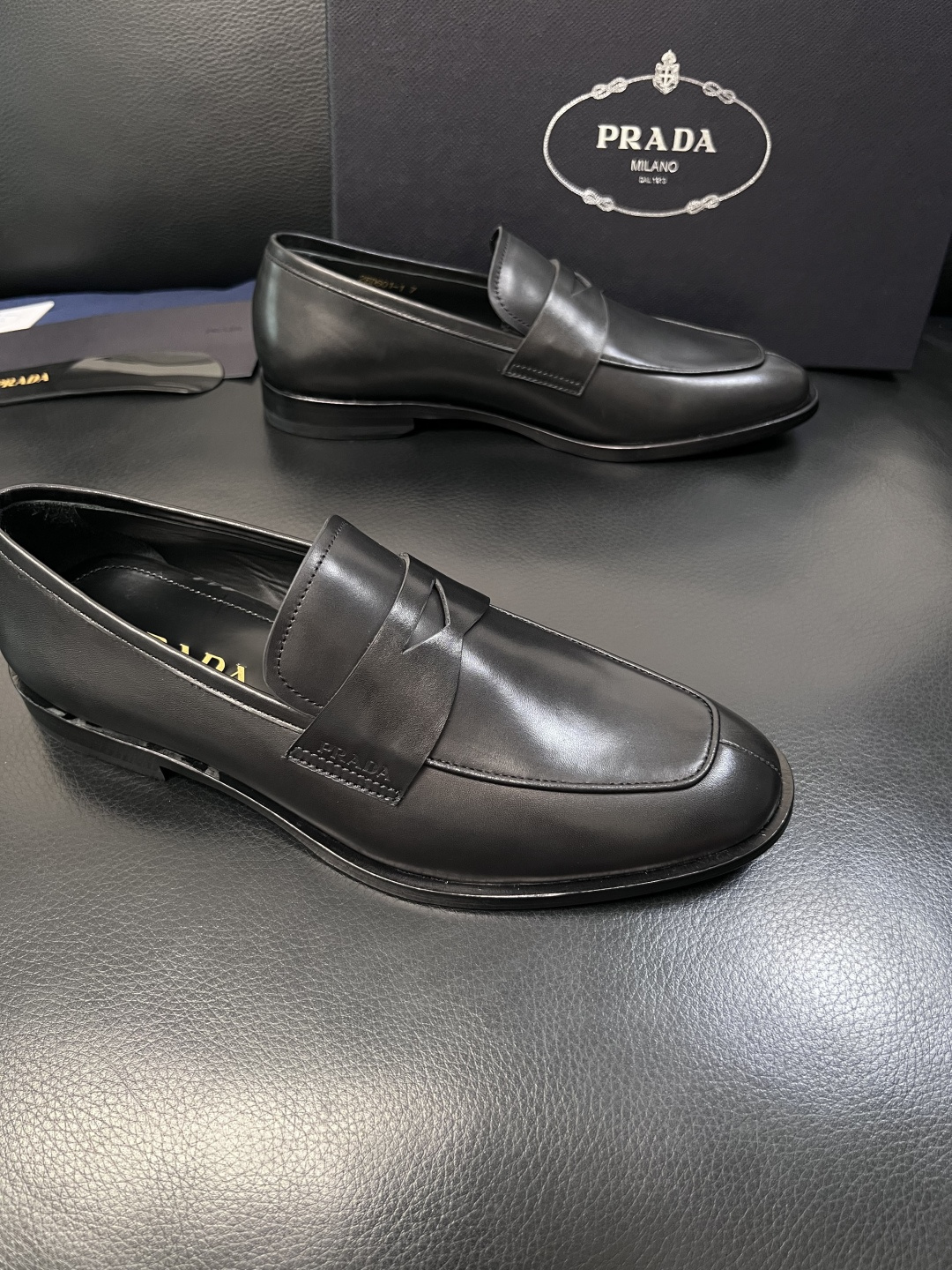 PRADA  高品质  顶级工艺品 普拉达 皮鞋专柜同步 原厂配置，意大利进口原版牛皮面料，透气舒适进口