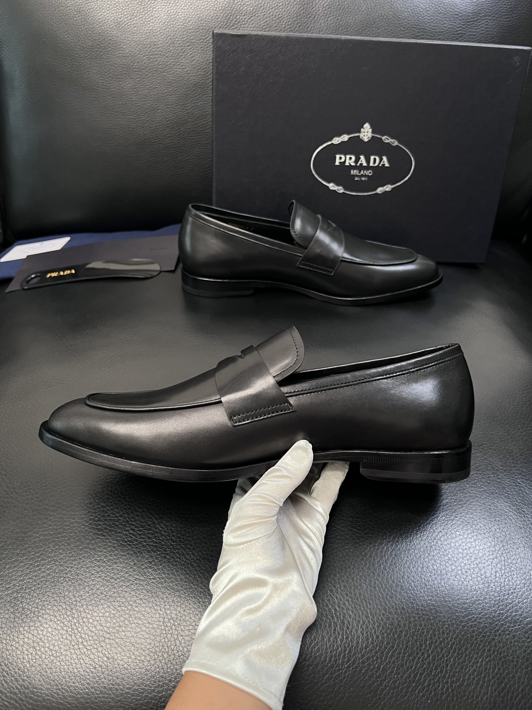 PRADA  高品质  顶级工艺品 普拉达 皮鞋专柜同步 原厂配置，意大利进口原版牛皮面料，透气舒适进口