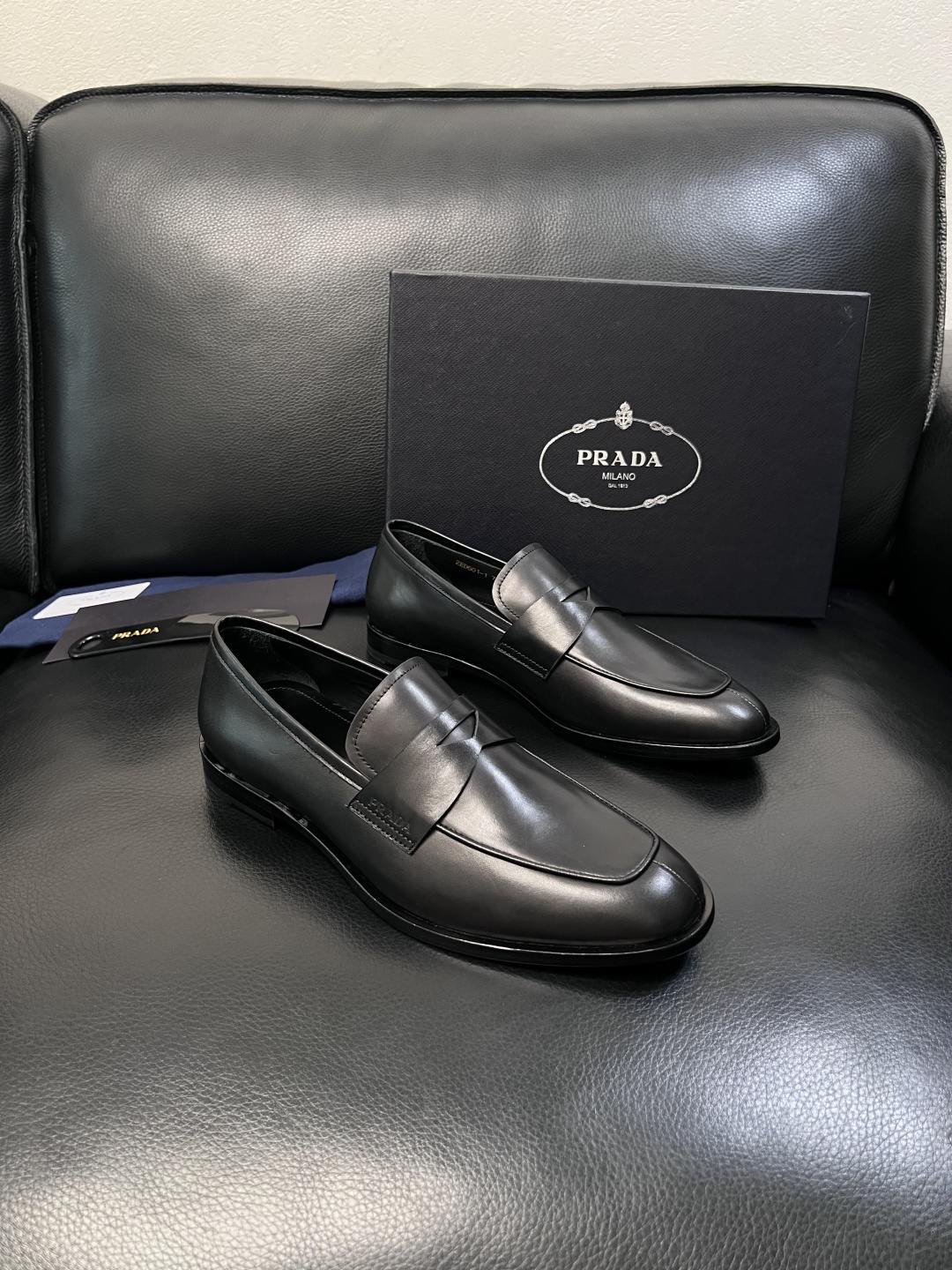 PRADA  高品质  顶级工艺品 普拉达 皮鞋专柜同步 原厂配置，意大利进口原版牛皮面料，透气舒适进口