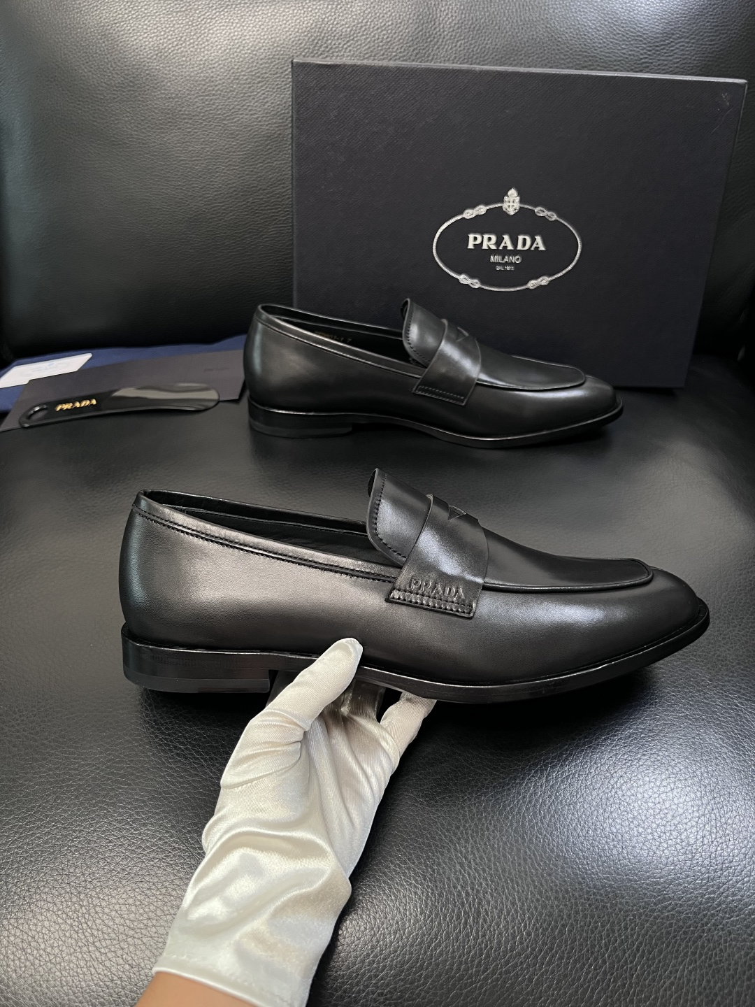 PRADA  高品质  顶级工艺品 普拉达 皮鞋专柜同步 原厂配置，意大利进口原版牛皮面料，透气舒适进口