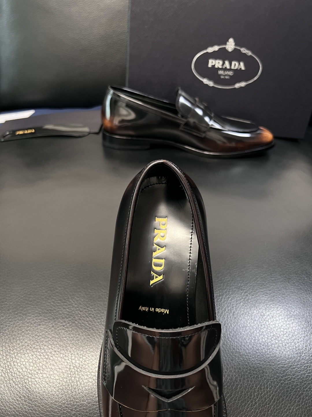 PRADA  高品质  顶级工艺品 普拉达 皮鞋专柜同步 原厂配置，意大利进口原版牛皮面料，透气舒适进口
