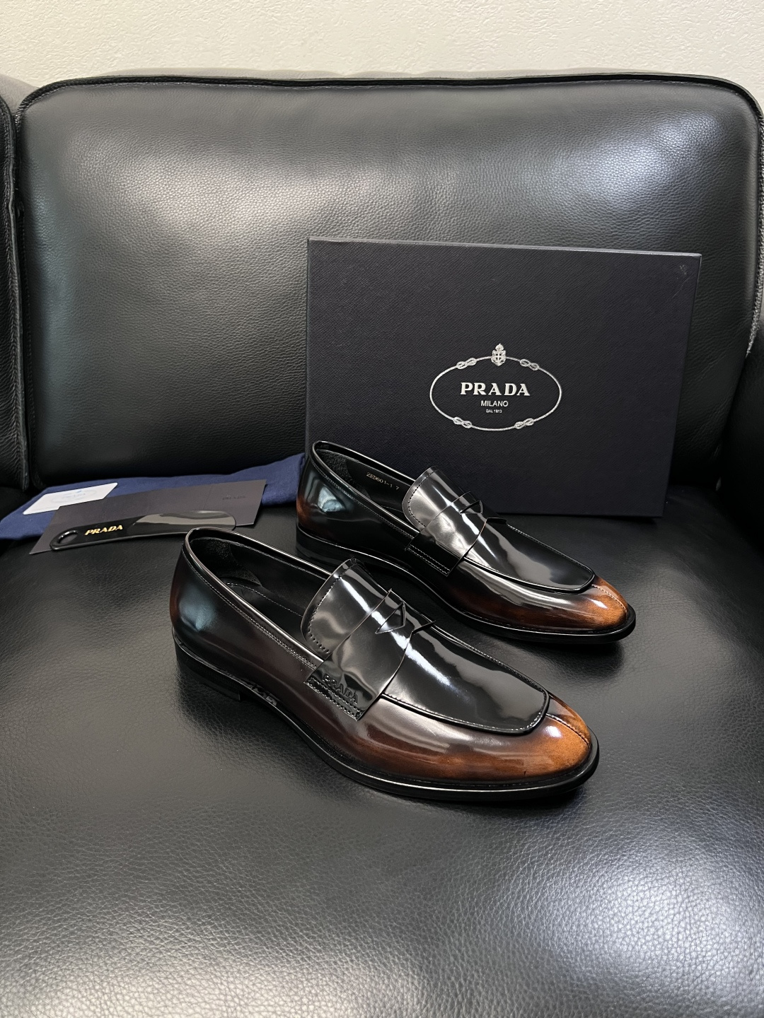 PRADA  高品质  顶级工艺品 普拉达 皮鞋专柜同步 原厂配置，意大利进口原版牛皮面料，透气舒适进口