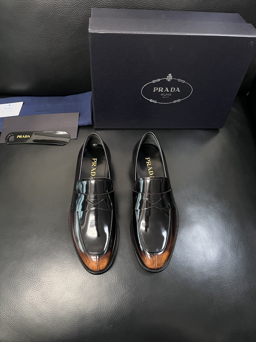 PRADA  高品质  顶级工艺品 普拉达 皮鞋专柜同步 原厂配置，意大利进口原版牛皮面料，透气舒适进口