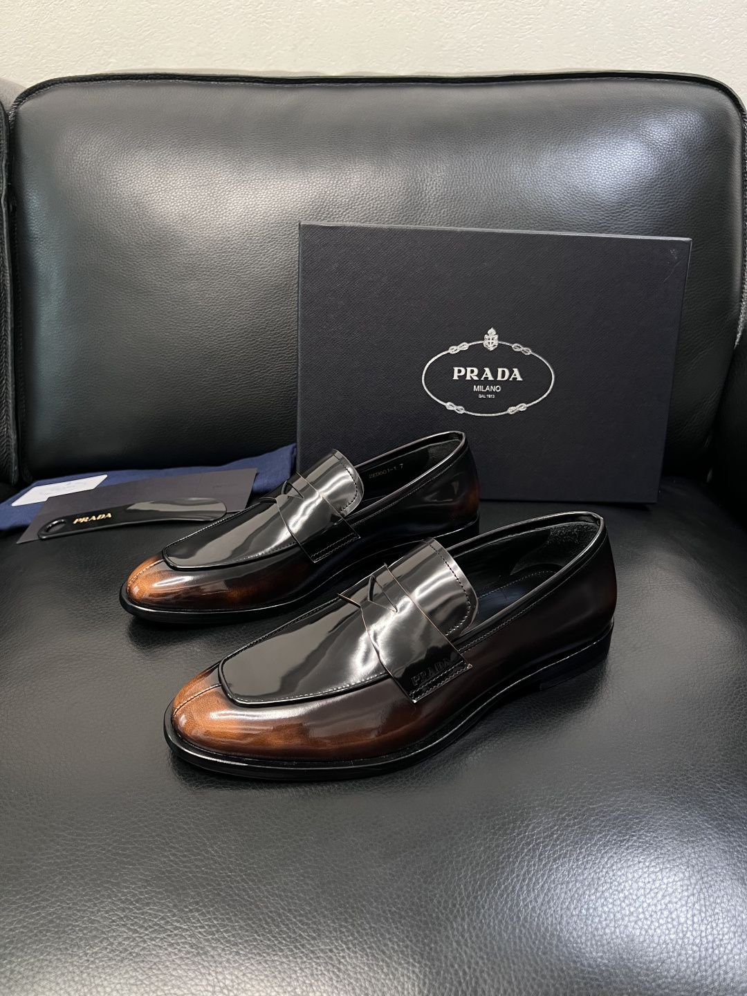 PRADA  高品质  顶级工艺品 普拉达 皮鞋专柜同步 原厂配置，意大利进口原版牛皮面料，透气舒适进口