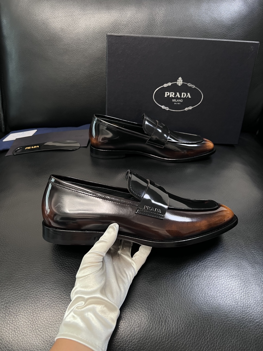 PRADA  高品质  顶级工艺品 普拉达 皮鞋专柜同步 原厂配置，意大利进口原版牛皮面料，透气舒适进口