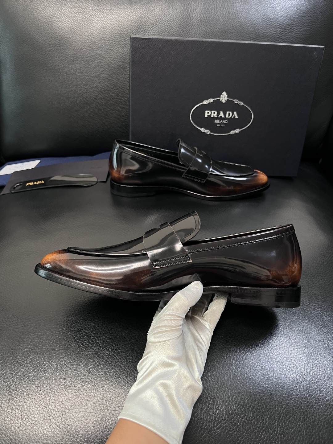 PRADA  高品质  顶级工艺品 普拉达 皮鞋专柜同步 原厂配置，意大利进口原版牛皮面料，透气舒适进口