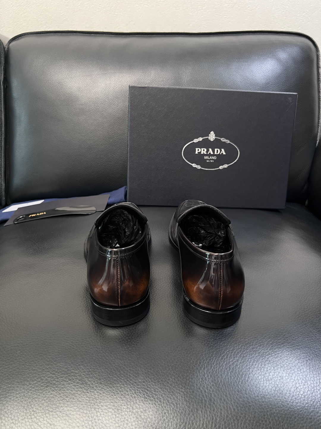PRADA  高品质  顶级工艺品 普拉达 皮鞋专柜同步 原厂配置，意大利进口原版牛皮面料，透气舒适进口
