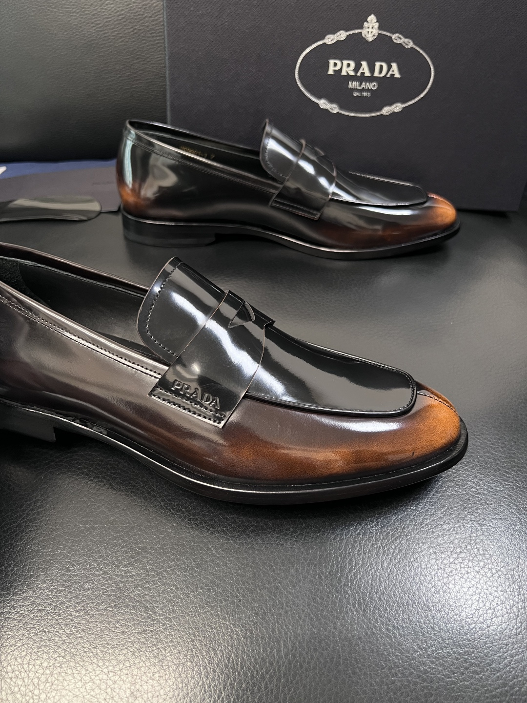 PRADA  高品质  顶级工艺品 普拉达 皮鞋专柜同步 原厂配置，意大利进口原版牛皮面料，透气舒适进口
