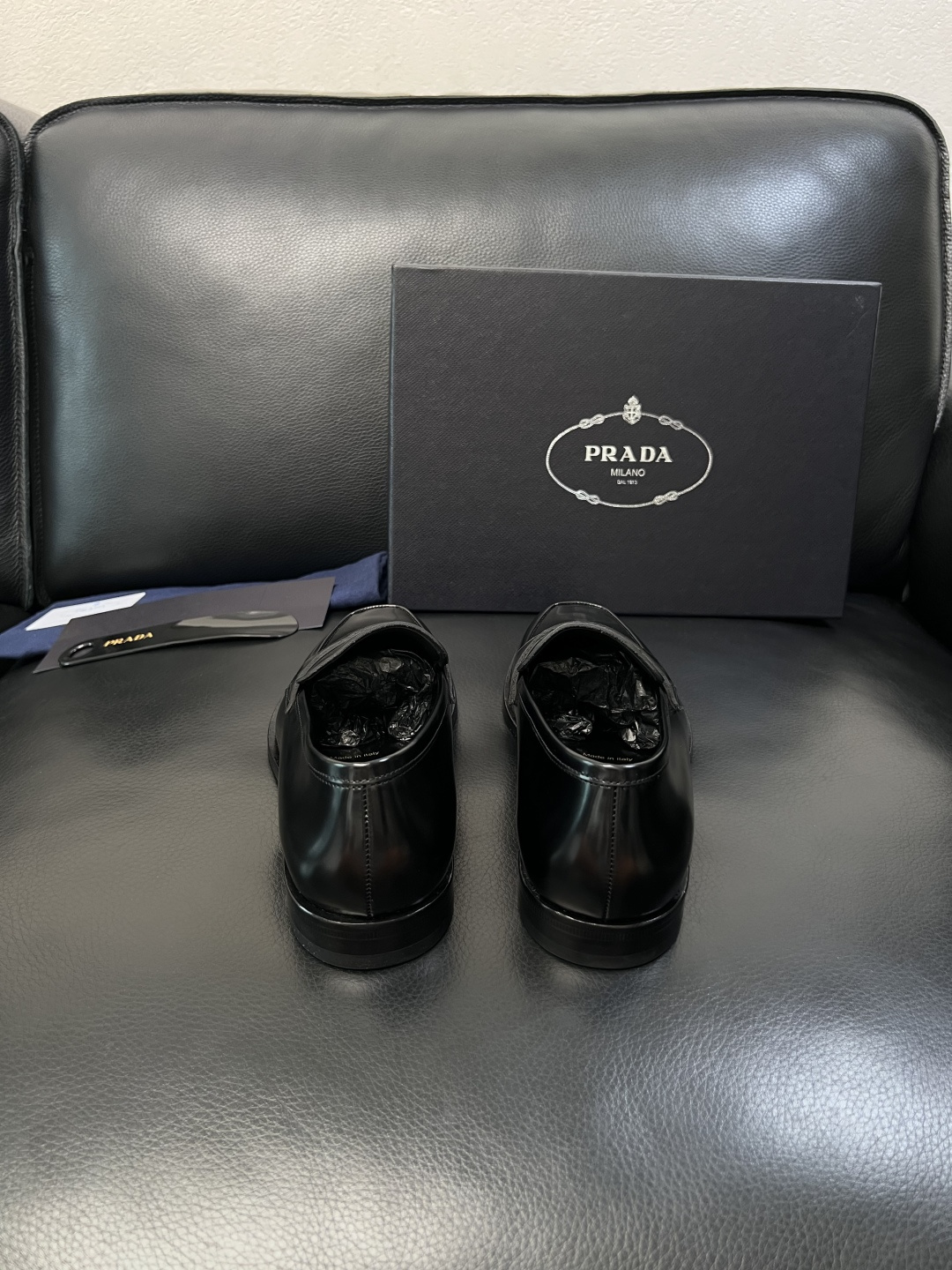 PRADA  高品质  顶级工艺品 普拉达 皮鞋专柜同步 原厂配置，意大利进口原版牛皮面料，透气舒适进口