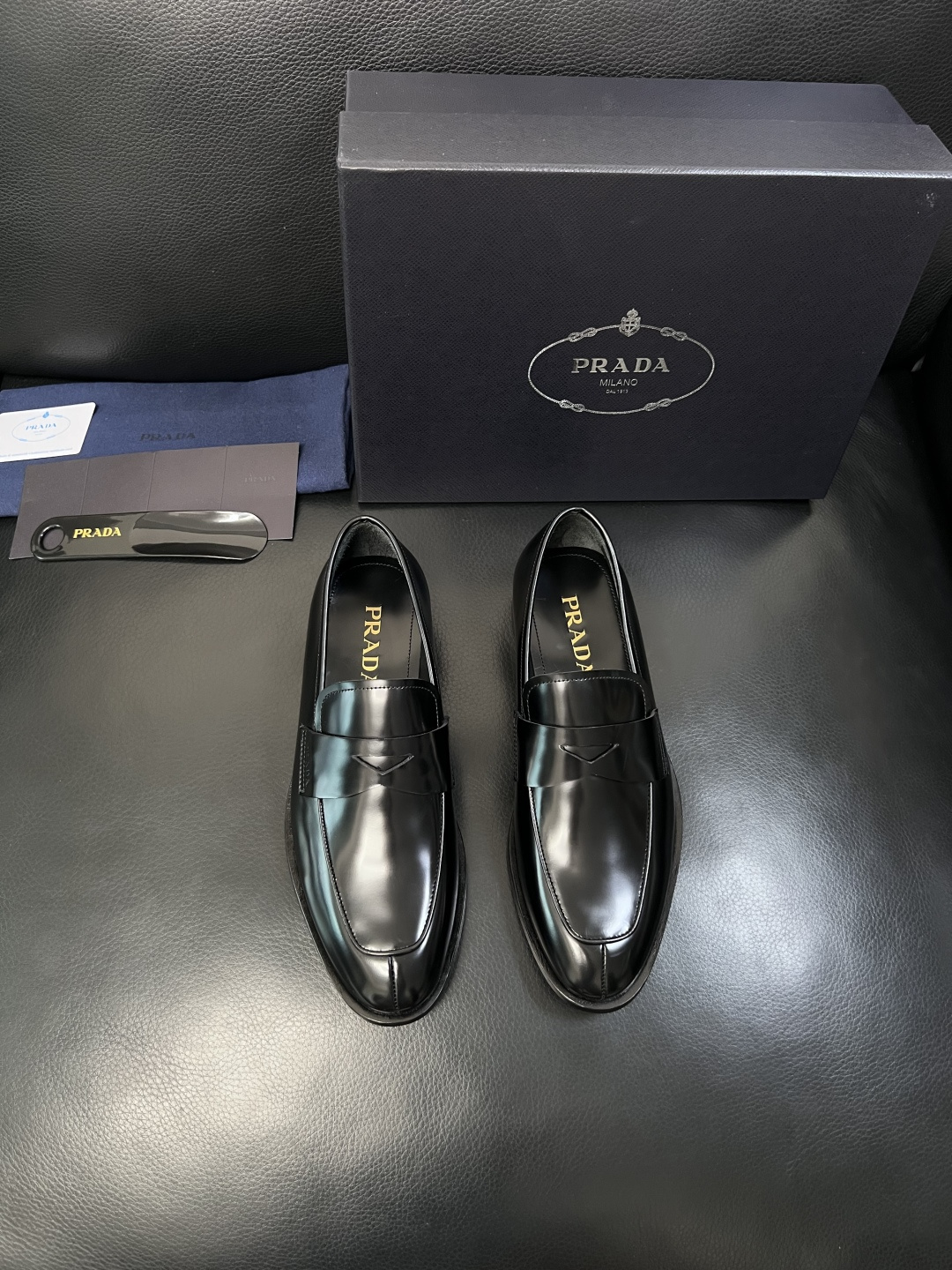 PRADA  高品质  顶级工艺品 普拉达 皮鞋专柜同步 原厂配置，意大利进口原版牛皮面料，透气舒适进口