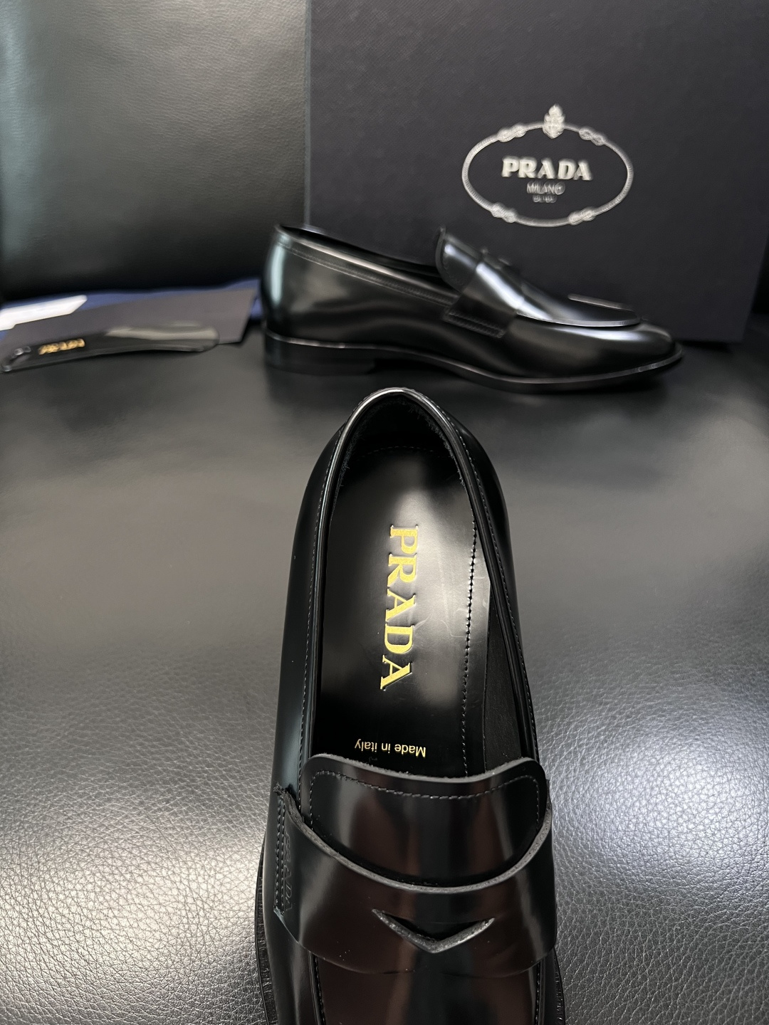 PRADA  高品质  顶级工艺品 普拉达 皮鞋专柜同步 原厂配置，意大利进口原版牛皮面料，透气舒适进口