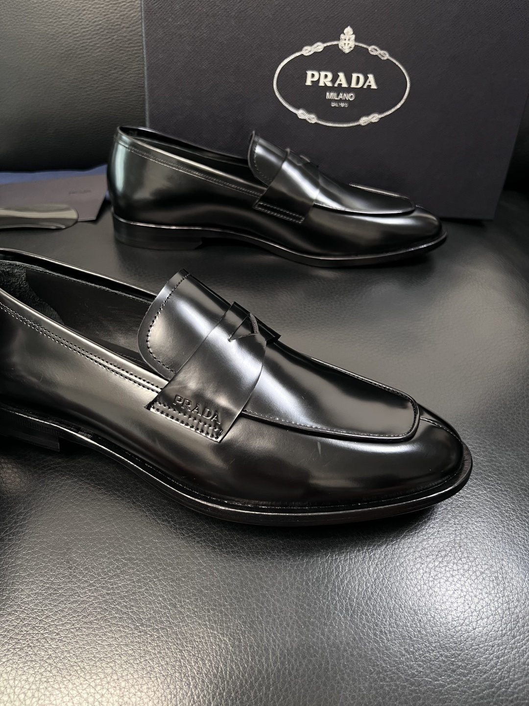 PRADA  高品质  顶级工艺品 普拉达 皮鞋专柜同步 原厂配置，意大利进口原版牛皮面料，透气舒适进口
