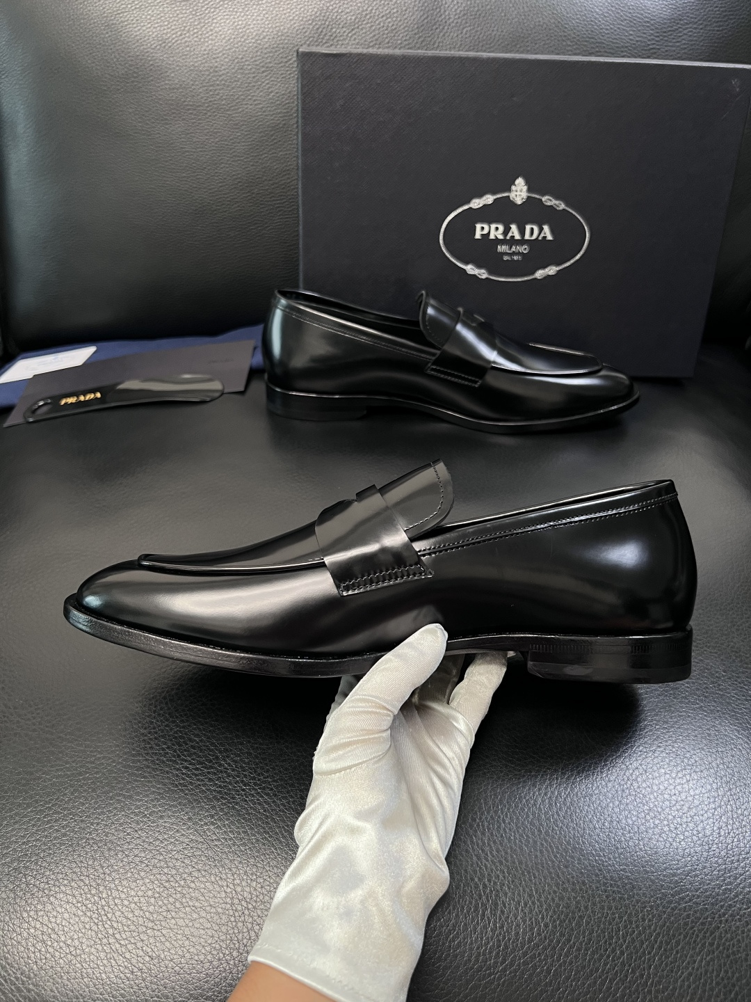PRADA  高品质  顶级工艺品 普拉达 皮鞋专柜同步 原厂配置，意大利进口原版牛皮面料，透气舒适进口