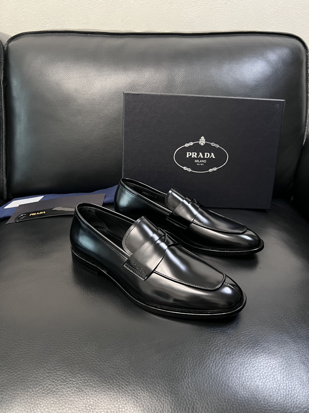 PRADA  高品质  顶级工艺品 普拉达 皮鞋专柜同步 原厂配置，意大利进口原版牛皮面料，透气舒适进口