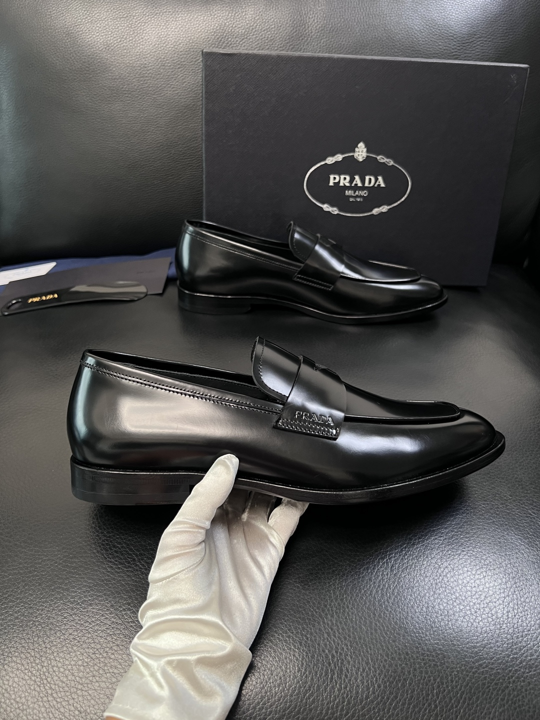 PRADA  高品质  顶级工艺品 普拉达 皮鞋专柜同步 原厂配置，意大利进口原版牛皮面料，透气舒适进口
