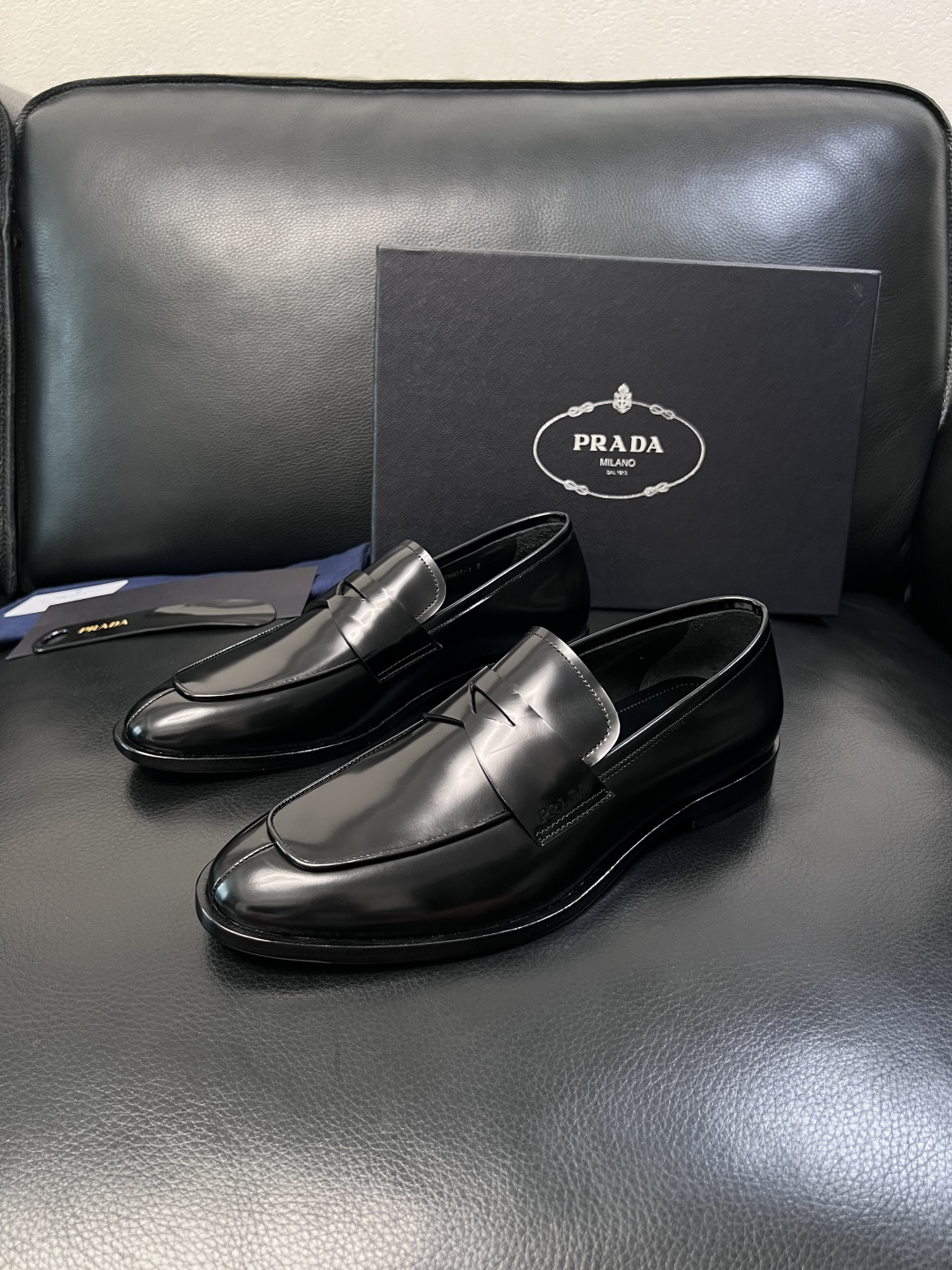 PRADA  高品质  顶级工艺品 普拉达 皮鞋专柜同步 原厂配置，意大利进口原版牛皮面料，透气舒适进口