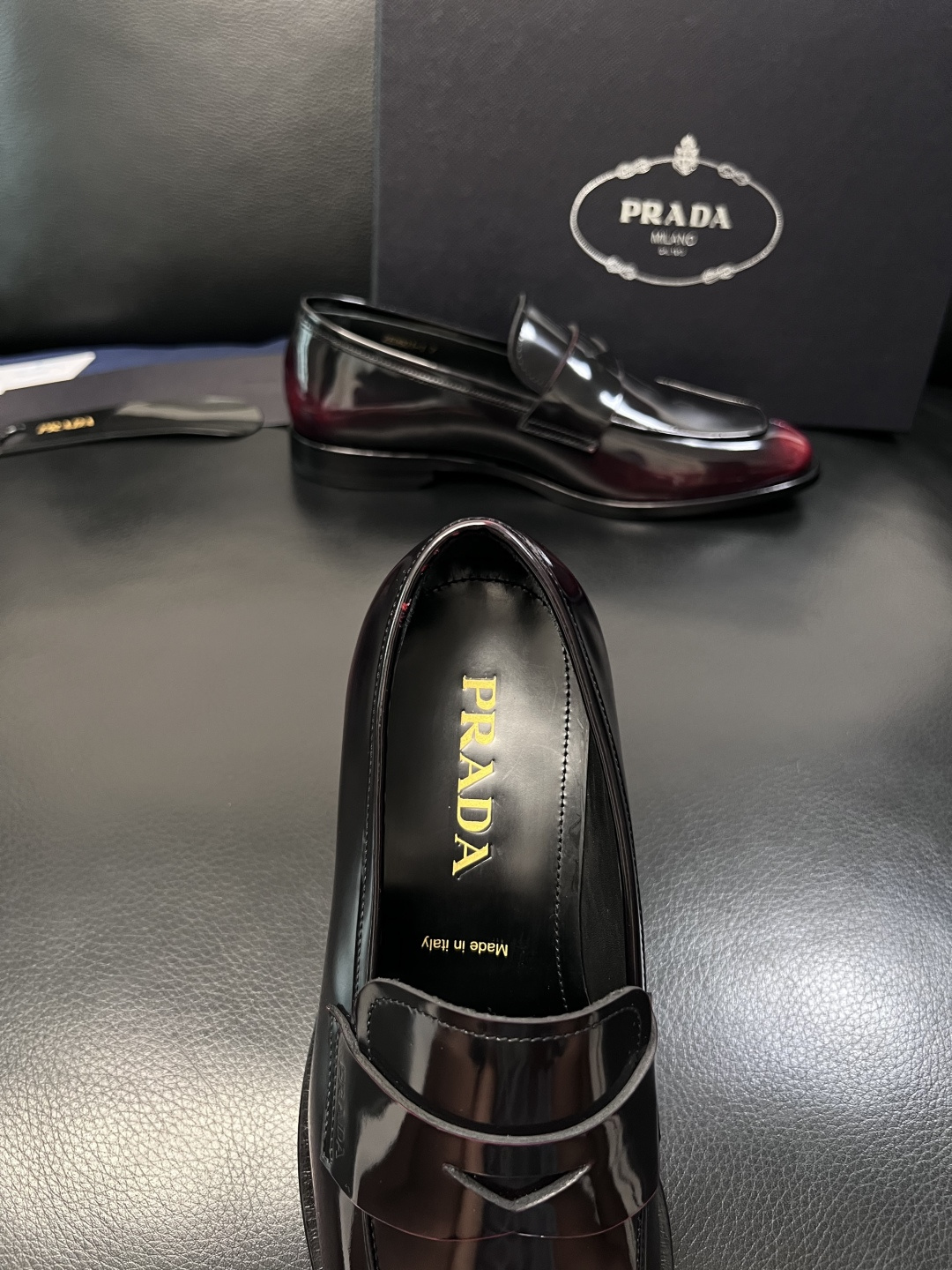 PRADA  高品质  顶级工艺品 普拉达 皮鞋专柜同步 原厂配置，意大利进口原版牛皮面料，透气舒适进口