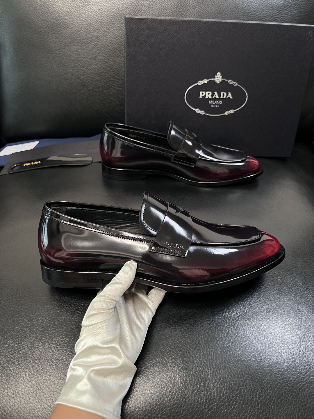 PRADA  高品质  顶级工艺品 普拉达 皮鞋专柜同步 原厂配置，意大利进口原版牛皮面料，透气舒适进口
