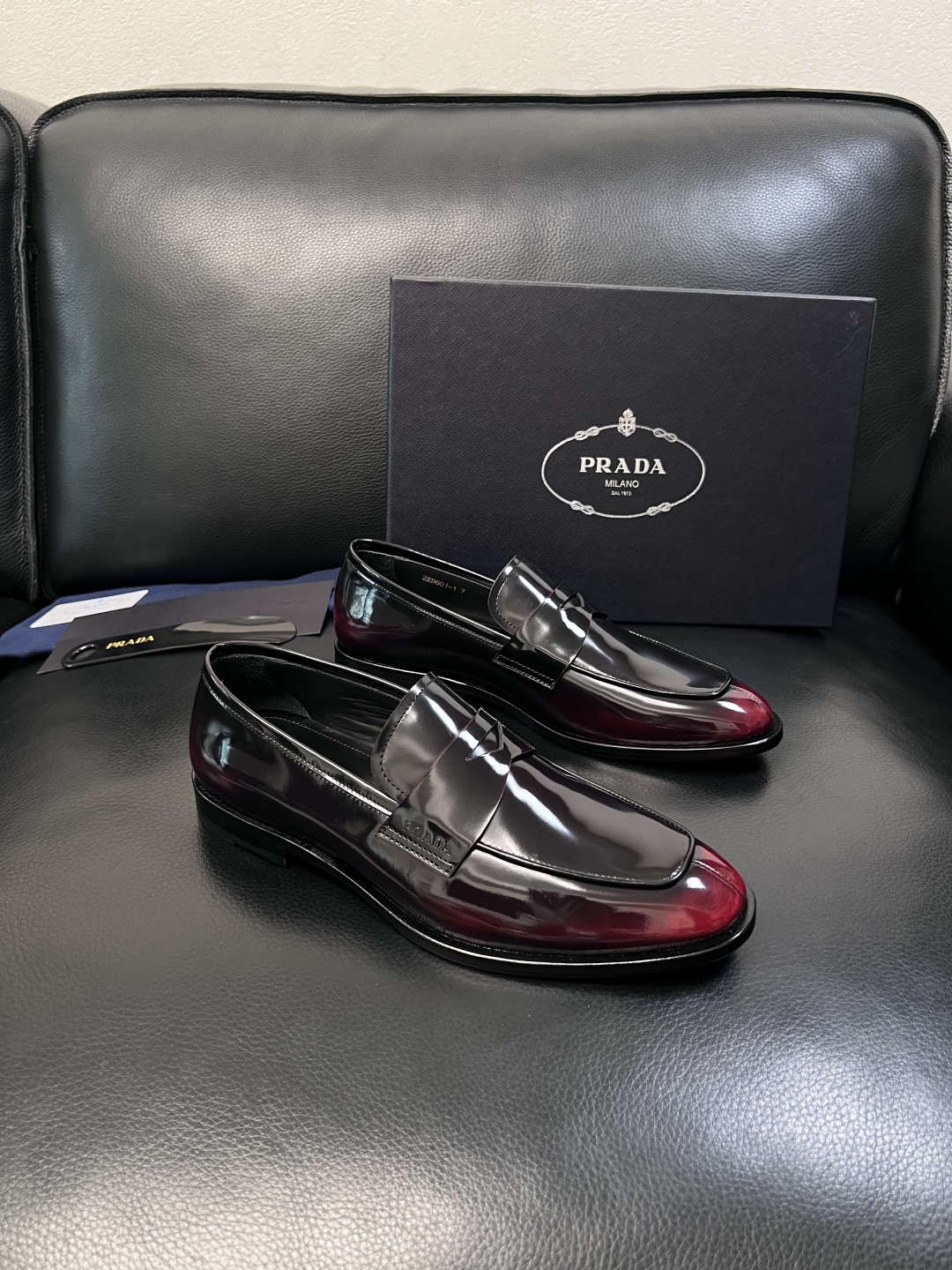 NO:833203,PRADA High-quality top crafts Prada Leather Shoes Counter Synchronization Original factory configuration, original cowhide fabric imported from Italy, breathable and comfortable imported water-dyed cowhide lining, original soles specially provided by the factory and super comfortable, original factory order code number 39-44 (order 38 45 46 47), prada, prada, cowhide19860909PRADA 高品质 顶级工艺品 普拉达 皮鞋专柜同步 原厂配置,意大利进口原版牛皮面料,透气舒适进口水染牛里垫,鞋底原厂特供原版底超级舒适,原厂跟单货码数 39-44（订 38 45 46 47）,,prada,prada,cowhide,Men's shoes