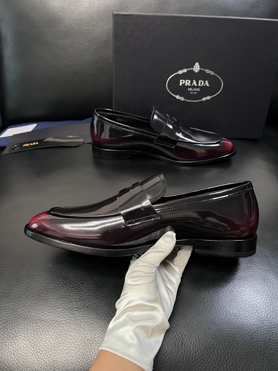 PRADA  高品质  顶级工艺品 普拉达 皮鞋专柜同步 原厂配置，意大利进口原版牛皮面料，透气舒适进口